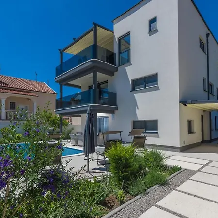 Gæstehus Modern With Shared Pool Near The Sea Pula