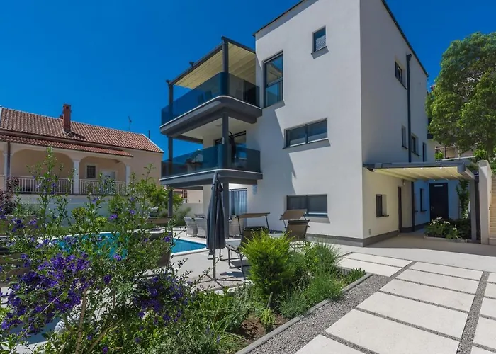 Gæstehus Modern With Shared Pool Near The Sea Pula
