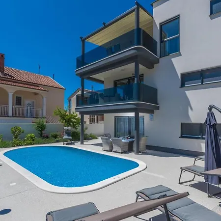 Modern With Shared Pool Near The Sea Pula