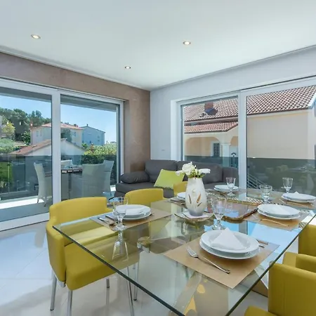 Modern With Shared Pool Near The Sea 4* פולה