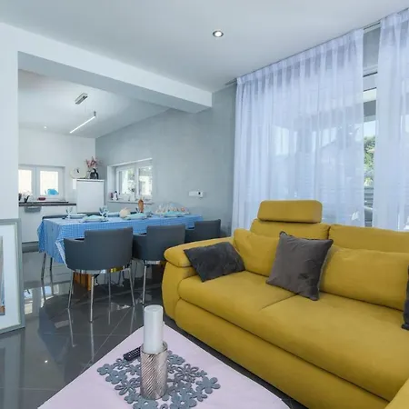 Modern With Shared Pool Near The Sea