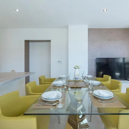 Modern With Shared Pool Near The Sea בית הארחה