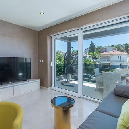 Guest house Modern With Shared Pool Near The Sea