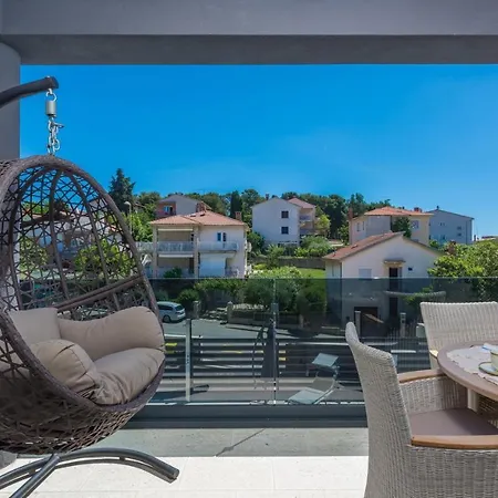 Modern With Shared Pool Near The Sea Guest house