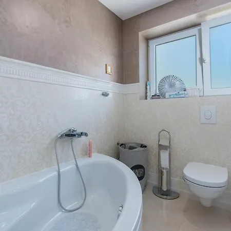 Modern With Shared Pool Near The Sea בית הארחה 4*