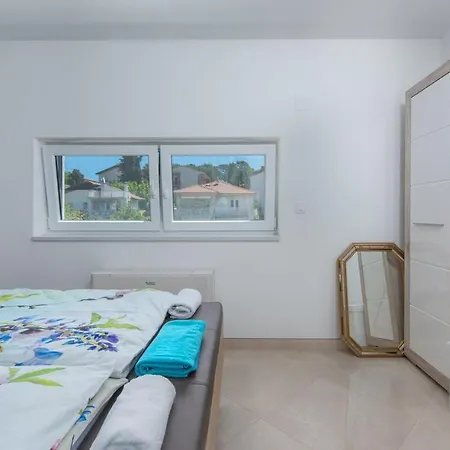 Modern With Shared Pool Near The Sea 4* פולה