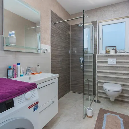 Modern With Shared Pool Near The Sea 4*