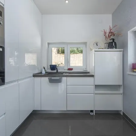 Modern With Shared Pool Near The Sea בית הארחה פולה