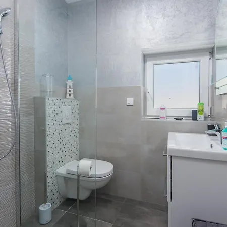 Modern With Shared Pool Near The Sea בית הארחה
