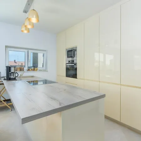 بيت ضيافة Modern With Shared Pool Near The Sea