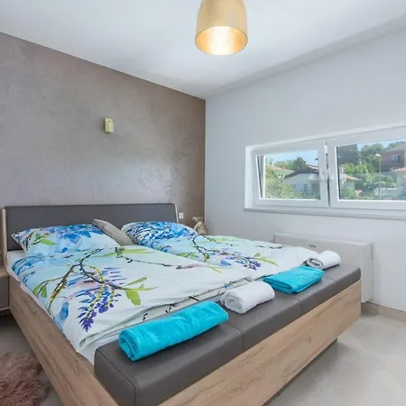 Modern With Shared Pool Near The Sea 4* פולה