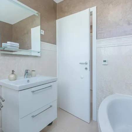 Modern With Shared Pool Near The Sea 4*