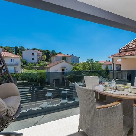 Guest house Modern With Shared Pool Near The Sea Pula