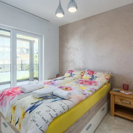 Modern With Shared Pool Near The Sea בית הארחה