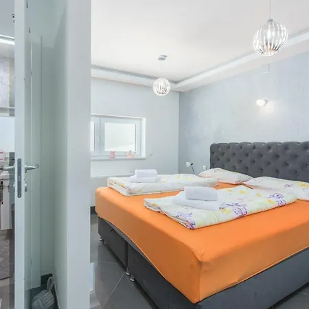 Modern With Shared Pool Near The Sea בית הארחה 4*
