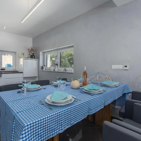Modern With Shared Pool Near The Sea פולה