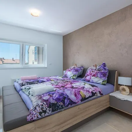 Modern With Shared Pool Near The Sea 4*