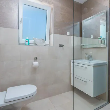 Modern With Shared Pool Near The Sea Pula