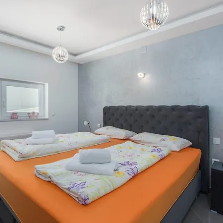 בית הארחה Modern With Shared Pool Near The Sea