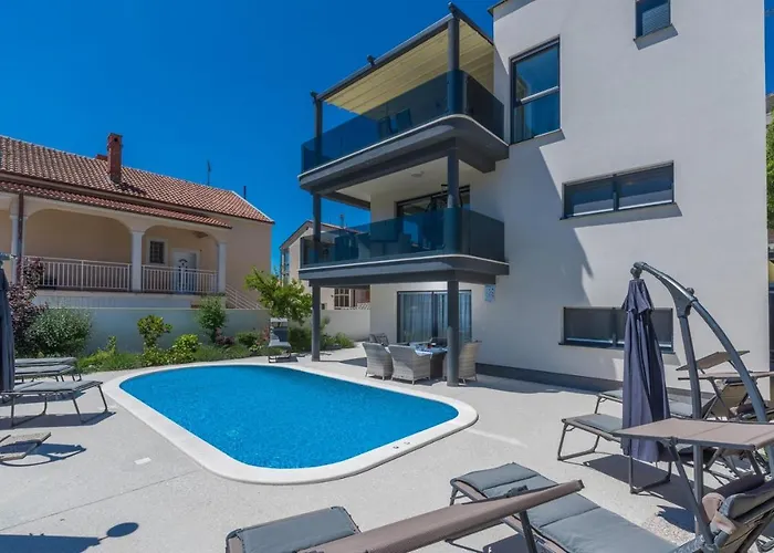 Modern With Shared Pool Near The Sea Pula