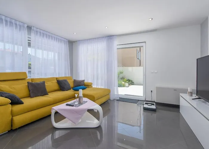 Modern With Shared Pool Near The Sea 4*